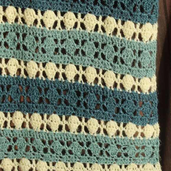 Vintage 1960s Afghan, Blue and White Striped Crochet Lap Blanket or Throw - Picture 12 of 12